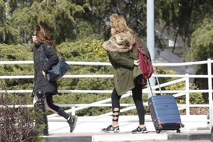 La presentadora María Patiño y Mila Ximénez, a su llegada a la clínica.