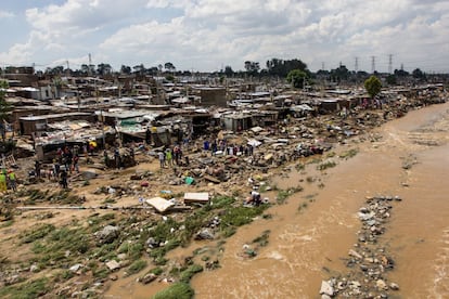 Vista general del municipio Alexandra (Sudáfrica) después de las inundaciones que asolaron más de 200 viviendas el 10 de noviembre.