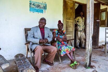 Etienne Mefe Sala, jefe comunitario de Mimbil, y su mujer en la puerta de su casa.