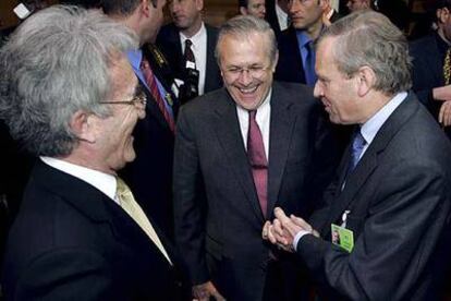 El secretario de Defensa de EE UU, Donald Rumsfeld (centro), bromea con el presidente de la Conferencia de Seguridad, Horst Teltschik (izquierda), y el secretario de la OTAN, Jaap de Hoop, el sábado en Múnich.