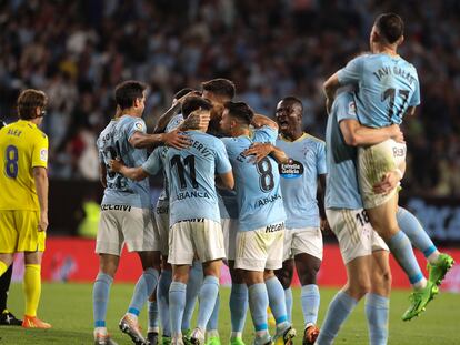 VIGO (PONTEVEDRA), 02/09/2022.- Los jugadores del Celta de Vigo celebran el segundo gol de Iago Aspas, tercero ante el Cádiz CF, en el partido de la cuarta jornada de LaLiga que se juega este viernes en el estadio de Balaídos, en Vigo. EFE/Salvador Sas
