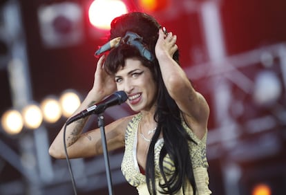 Amy Winehouse en el Rock in Rio de Madrid, en 2008. La cantante actúo en un aparente estado de embriaguez y estuvo bebiendo durante toda la actuación. 