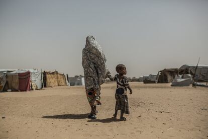 Una mujer y su hija en el campo de refugiados de Kinyani.