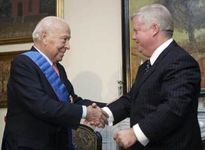 El embajador chileno Osvaldo Puccio Huidobro condecora al presidente de PRISA, Jesús de Polanco.