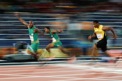 Akani Simbine de Sudáfrica celebra su victoria en la final de los 100m de atletismo en los Juegos de la Commonwealth en Australia, el 9 de abril de 2018. 
