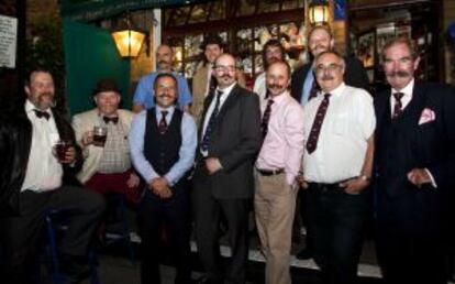 Reunión del londinense Handlebar Club, el club del Mostacho, en el pub Windsor Castle.