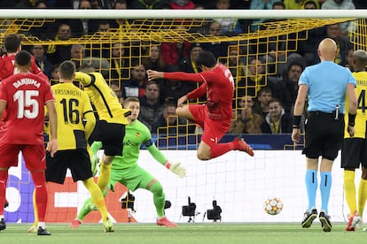 Moreno remata de forma acrobática para firmar el segundo gol del Villarreal.