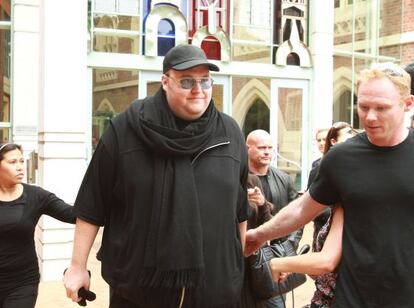 Kim Dotcom, tras comparecer en el Tribunal Supremo de Auckland (Nueva Zelanda), el 29 de febrero.