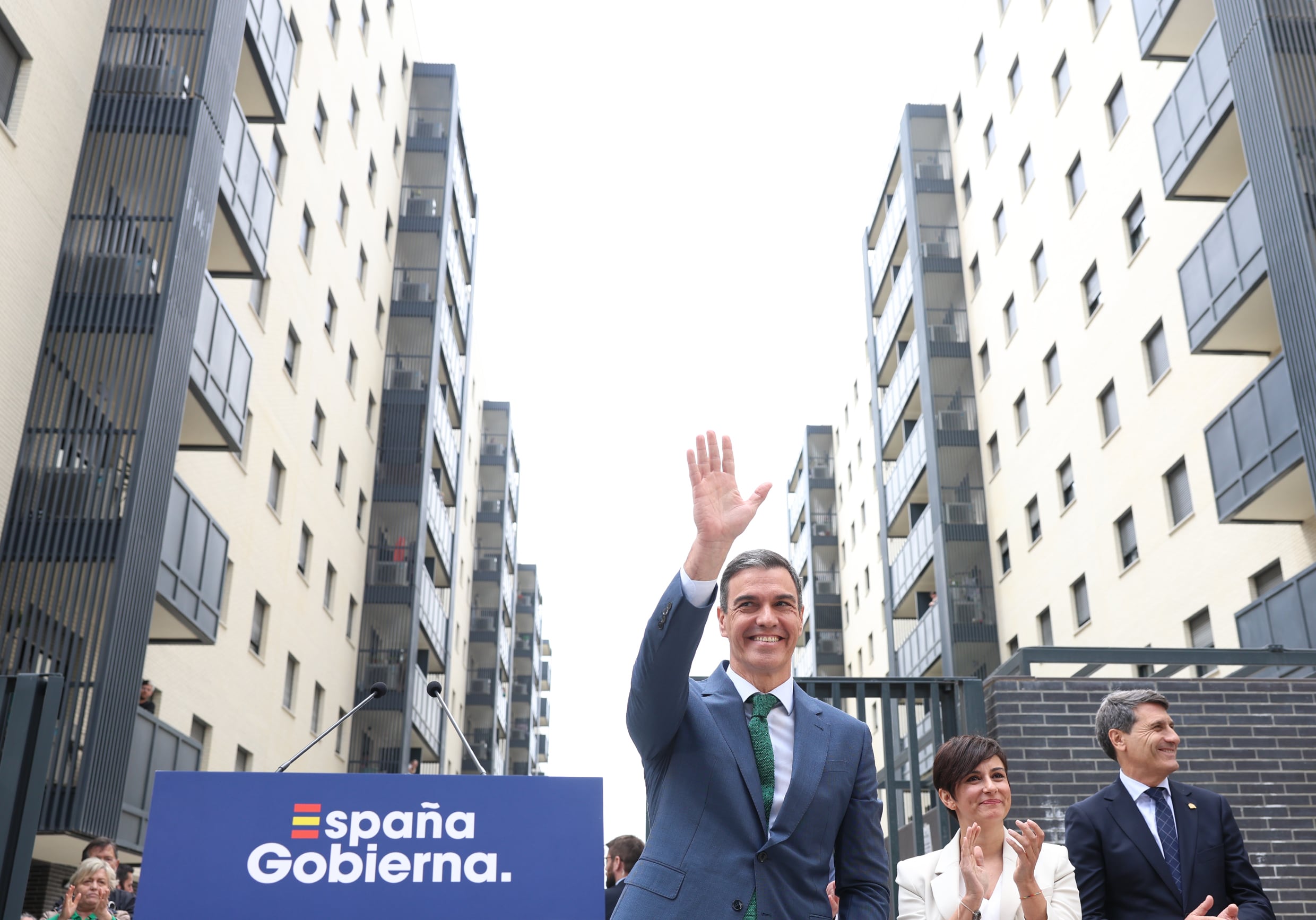 El presidente del Gobierno, Pedro Sánchez, visita una promoción de vivienda protegida en Dos Hermanas, en Sevilla, este lunes.