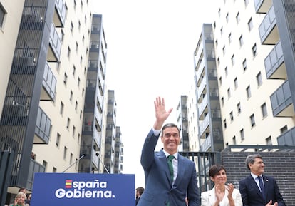 El presidente del Gobierno, Pedro Sánchez, visita una promoción de vivienda protegida en Dos Hermanas, en Sevilla, este lunes.