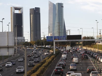 Vista de las Cuatro Torres de Madrid desde la carretera N-1. 