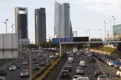 Vista de las Cuatro Torres de Madrid desde la carretera N-1.