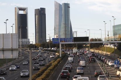 Vista de las Cuatro Torres de Madrid desde la carretera N-1. 