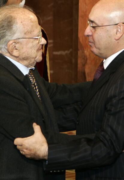 Santiago Carrillo y Javier Rojo se saludan.