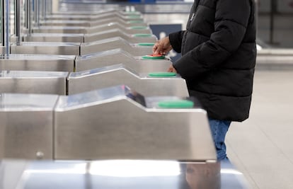 Una persona entrando al metro de Madrid en enero de 2025.