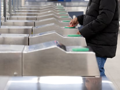 Una persona entrando al metro de Madrid en enero de 2025.