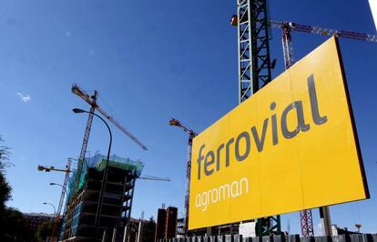 Cartel de Ferrovial en una obra