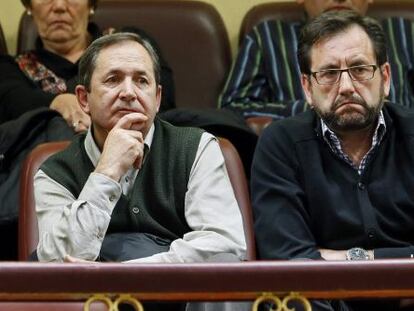 El alcalde del Condado de Treviño, Ignacio Portilla, y el de la Puebla de Arganzón, Roberto Ortiz, asisten al pleno del Congreso.