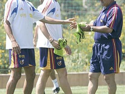 Juanito y Torres, junto a Sáez, en el partidillo de ayer.