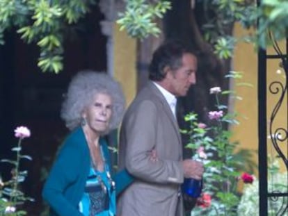 La duquesa de Alba y Alfonso Díez, paseando por Sevilla dos semanas después de contraer matrimonio, en octubre del año pasado.