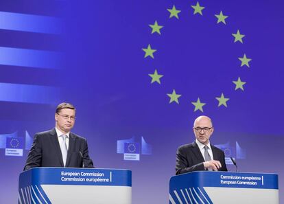 El vicepresidente de la CE, Valdis Dombrovskis (izq.), y el comisario europeo de Economía, Pierre Moscovici. (Thierry Monasse/Getty Images)