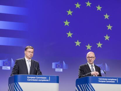 El vicepresidente de la CE, Valdis Dombrovskis (izq.), y el comisario europeo de Economía, Pierre Moscovici. (Thierry Monasse/Getty Images)