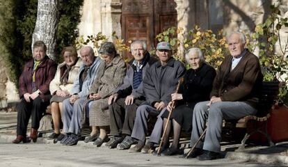 Varios ancianos sentados en unos bancos.