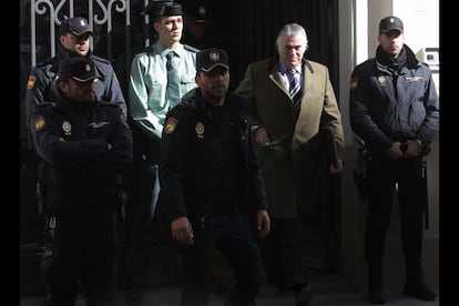 Madrid, España, 6 de febrero de 2013. El extesorero y exsenador del PP, Luis Bárcenas, a su llegada a la sede de la Fiscalía Anticorrupción para declarar sobre la supuesta contabilidad 'b' del PP. EL PAÍS entregó el día anterior a la Fiscalía Anticorrupción los papeles secretos de Bárcenas, a los que había tenido acceso. El requerimiento de la Fiscalía Anticorrupción se enmarcó en las acciones del ministerio público para esclarecer si hubo donaciones irregulares de numerosas empresas y pagos a la cúpula del PP entre 1990 y 2008.