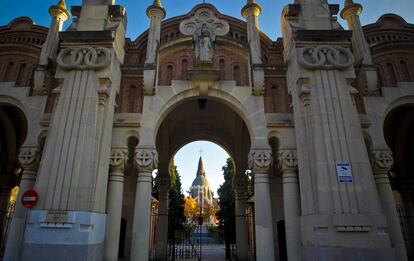 Puerta principal del cementerio de la Almudena. 