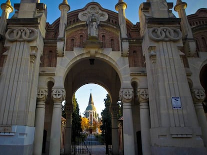 Puerta principal del cementerio de la Almudena. 