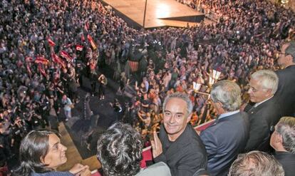 Ferran Adri&agrave;, junto a los miembros del Consistorio, ayer en el balc&oacute;n del Ayuntamiento.