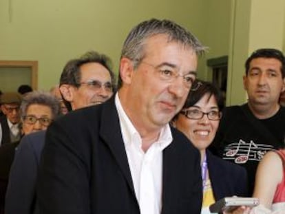 El candidato de Izquierda Unida a la Presidencia de la Comunidad de Madrid, Gregorio Gordo, depositó su voto.