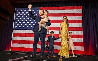 El gobernador de Florida, Ron DeSantis, junto a su familia durante la noche electoral de las pasadas elecciones legislativas en la ciudad de Tampa, el 8 de noviembre. 