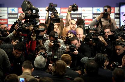 Los periodistas gráficos rodean al jugador para antes de la presentación oficial.