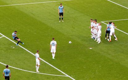 El uruguayo Luis Suárez marca el primer gol del partido.