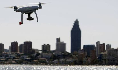 Un dron de la policía local de Benidorm (Alicante) sobrevuela la costa.