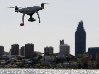 Un dron de la policía local de Benidorm (Alicante) sobrevuela la costa.