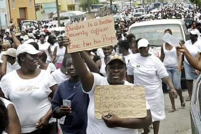 Manifestantes muestran su apoyo al narcotraficante Dudus en una marcha de protesta en Kingston.