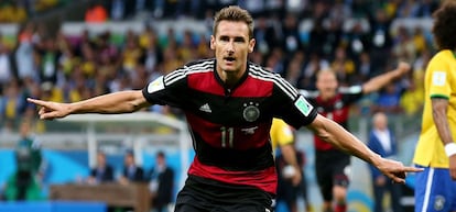 Miroslav Klose comemora o segundo gol da equipe alemã.