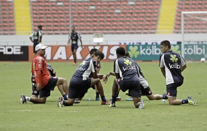 Jugadores costarricenses entrenan en San José.