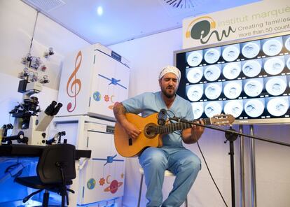 El cantante en plena actuaci&oacute;n en la secci&oacute;n de fecundaci&oacute;n in vitro del Institut Marqu&eacute;s