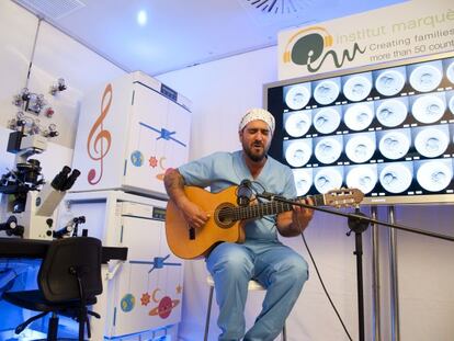 El cantante en plena actuaci&oacute;n en la secci&oacute;n de fecundaci&oacute;n in vitro del Institut Marqu&eacute;s