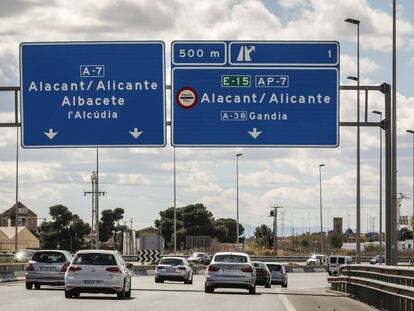 Coches en uno d elos tramos de la autopista de Alicante a Tarragona