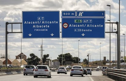 Coches en uno d elos tramos de la autopista de Alicante a Tarragona