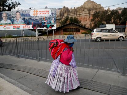 Una mujer camina en La Paz en vísperas de las elecciones presidenciales.