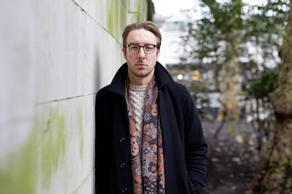 Oliver Franklin-Wallis autor del libro Wasteland posa en la zona de Embankment en el centro de Londres FOTO Carmen Valino 08012025