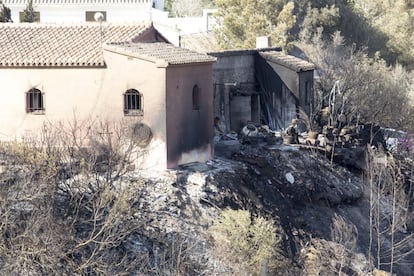 Chalé de la urbanización Cumbre del Sol afectado parcialmente por el incendio forestal de Xàbia y Benitatxell (Alicante).