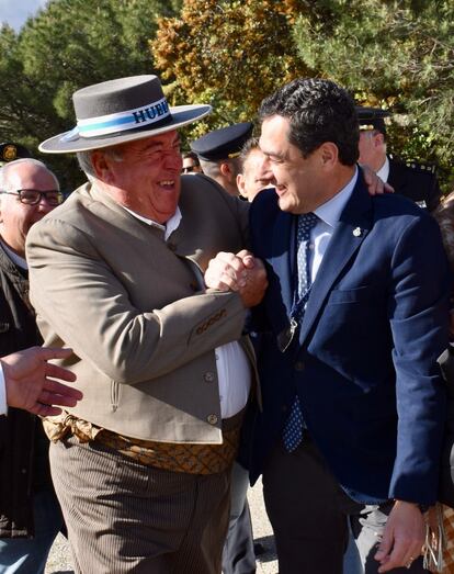 El presidente de la Junta de Andalucía, Juan Manuel Moreno, este domingo, en la procesión de la Virgen de la Cabeza en Andújar (Jaén).