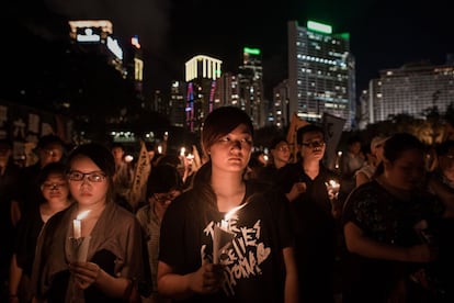 Los participantes en la vigilia sostienen velas encendidas durante el acto conmemorativo de la matanza de Tiananmen.