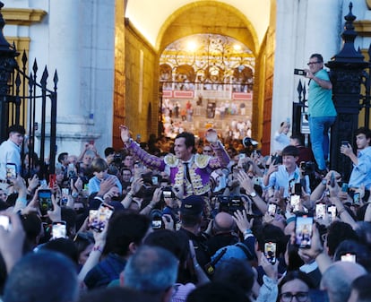 Daniel Luque, a hombros por la Puerta del Príncipe de La Maestranza.